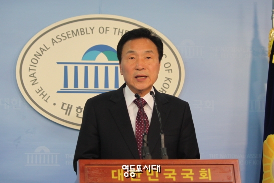 손학규 국민주권개혁회의 의장이 16일 오전 국회 정론관에서 기자회견을 열고 ‘고위공직자비리수사처 신설’등 사법 개혁 공약을 발표하고 있다. &copy;영등포시대 