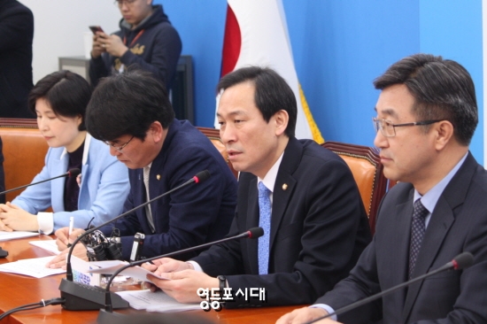 우상호 원내대표가 16일 국회에서 열린 정책조종회의에서 사드 배치로 인해 취해지고 있는 중국 측의 경제 보복 조치에 대해 “지나치게 과하다”고 밝히고 있다. &copy;영등포시대 