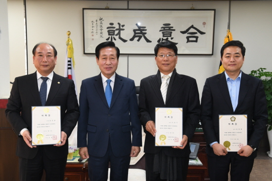 영등포구의회 2016회계연도 결산검사 위원으로 선임된 윤준용 의원(사진 왼쪽), 이용주 영등포구의회 의장, 이장식, 성영록 세무사가 16일 위촉장을 수여한 뒤 기념촬영을 하고 있다.(사진 왼쪽부터 오른쪽으로) 