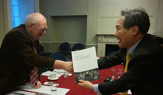 우윤근 국회사무총장이 영국 국제문제연구소인 채텀하우스를 방문해 호어 아시아프로그램 협동연구위원과 간담회를 했다. Ⓒ국회