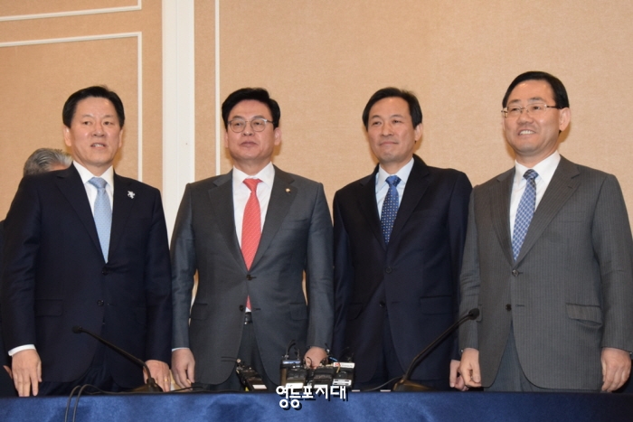 4당 원내대표가 회담에 앞서 기자들에게 포즈를 취하고 있다.(사진 왼쪽부터 주승용(국민의당), 정우택(자유한국당), 우상호(더불어민주당), 주호영(바른정당) 원내대표 &copy;영등포시대 