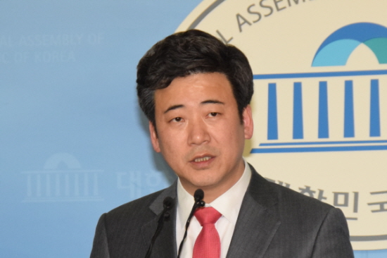 박근혜 전 대통령 구속수감에 대해 43자의 논평을 발표한 자유한국당 정준길 대변인 &copy;영등포시대 