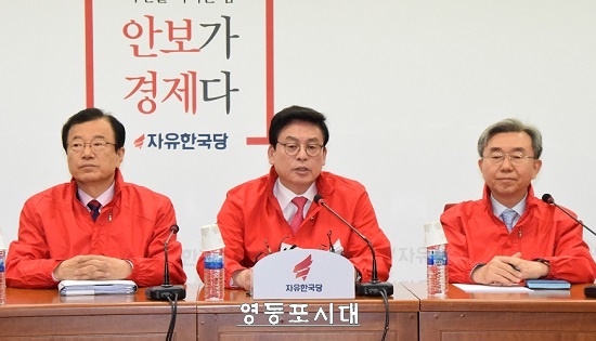 자유한국당 정우택 당대표 권한대행이 7일 오전 여의도 당사에서 선거대책 회의를 열고 홍준표 대선후보의 지지를 호소하고 있다. Ⓒ영등포시대 