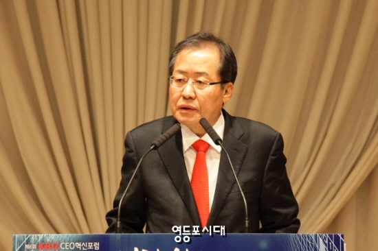 홍준표 후보는 19일(수) 오전 여의도 중소기업중앙회에서 열린 중소기업중앙회 CEO 혁신포럼에 참석해 “민주노총 일부 강성귀족 노조 때문에 대기업 외국으로 나간다”고 주장하고 “신문여론조사는 믿지 않는다”고 밝히고 있다. &copy;영등포시대