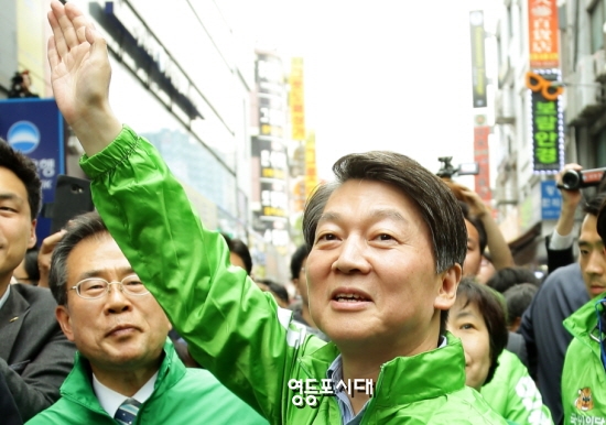 국민의당 안철수 후보가 20일 오후 남대문시장에서 펼친 유세에서 “이번 대선은 대한민국 미래를 위한 선택이다”고 강조하며 지지를 호소하고 있다. &copy;국회연합기자단