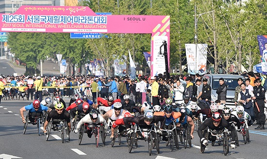 제25회 서울국제휠체어마라톤대회 풀마라톤 선수들이 출발하고 있다