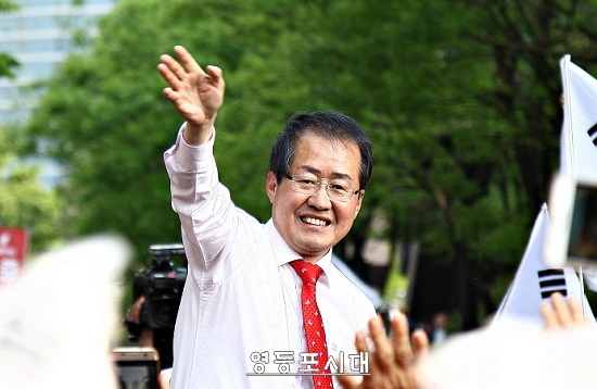 홍준표 자유한국당 대선후보가 30(일) 오후 서울 강남구 봉은대로 봉은사 역 7번 출구에서 서울 지역 거점 유세를 펼치며 지지를 호소하고 있다. Ⓒ영등포시대