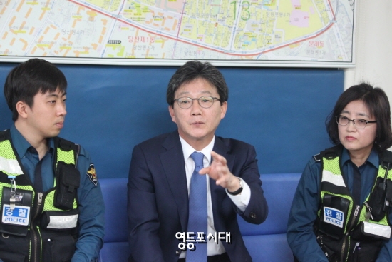 유승민 바른정당 대선후보가 2일 오전 서울 영등포경찰서 중앙지구대를 방문해 경찰관과 대화를 나누고 있다.&copy;영등포시대
