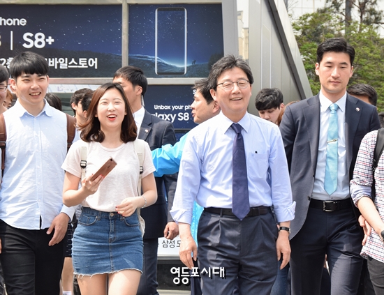 유승민 바른정당 대선후보(사진 오른쪽에서 두 번째)가 4일 오전 신촌에서 유세를 갖고 지지를 호소했다. &copy;영등포시대