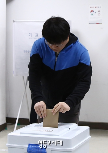 오전 8시 30분 서울 마포구 대흥동 주민센터에서 한 시민이 사전투표를 하고 있다. ©안현준 기자 