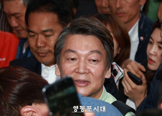 안철수 국민의당 대선 후보가 7일 잠실역에서 시작한 뚜벅이 유세 중간지점인 홍대입구역 앞에 도착해 유세 차량으로 어렵게 이동하고 있다. Ⓒ영등포시대