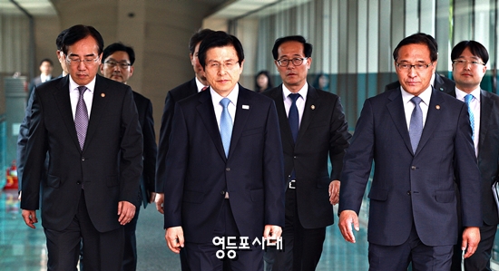 황교안 국무총리가 11일 오후 서울 정부청사 이임식을 위해 관계자들과 서울 정부청사에 들어서고 있다.  &copy;국회연합기자단