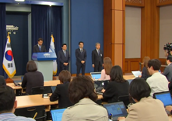 14일 오후 임종석 청와대 비서실장이 문재인 정부에서의 3차 수석비서관을 발표하고 있다. Ⓒytn화면 갈무리 