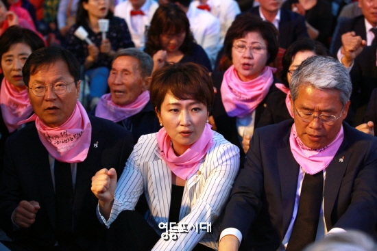 국민의당 천정배, 이언주 의원, 김동철 원내대표가 17일 광주 금남로에서 열린 5·18 37주년 전야제에 참석해 구호를 외치고 있다. &copy;국회연합기자단