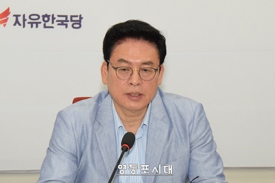 자유한국당 정우택 당대표 권한대행이 1일 국회에서 기자간담회를 열고 전날 있었던 이낙연 총리 인준에 대해 강하게 비판하고 있다. Ⓒ영등포시대 