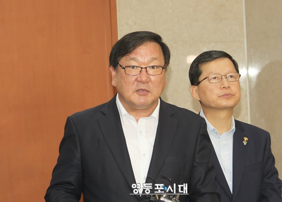 김태년 더불어민주당 정책위의장이 5일 오전 국회 기자실에서 정부조직 개편안에 대한 기자회견을 마친 뒤 기자들의 질문에 답하고 있다. Ⓒ영등포시대 