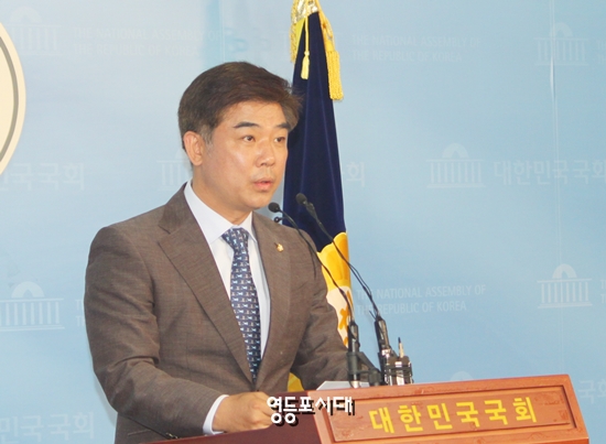 김병욱 더불어민주당 의원이 5일 국회 정론관에서 기자회견을 열고 현재 ​절반도 못 쓰는 공무원 연차휴가를 사용하면 절감된 연가보상비를 활용해 9급 공무원을 1만4000여명을 신규 채용할 수 있다”고 밝히고 있다. &copy;영등포시대