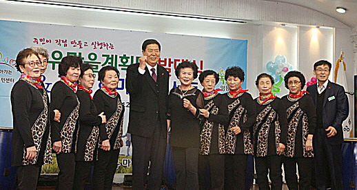 조길형 영등포구청장이 2016년 12월 8일(목) 오후 한강미디어고등학교에서 여린 양평2동 선유마을 계획단 발대식에 참석해 관계자들과 파이팅을 외치고 있다. &copy;영등포구 