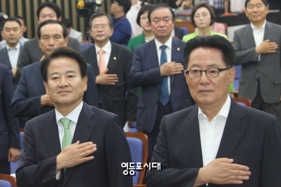 의원총회에 참석한 정동영(사진 왼쪽)의원과 박지원 전 대표(사진 오른쪽), 소속 의원들이 의총에 앞서 국기에 대한 경례를 하고 있다. &copy;영등포시대 