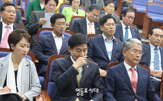 ▲국민의당 8일 오전 국회에서 의원총회를 열고 문재인 정부 인사청문회에 보고서 채택 등에 대해 격론을 벌여 우려, 부적격 등에 대한 결론을 내렸다. &copy;영등포시대 