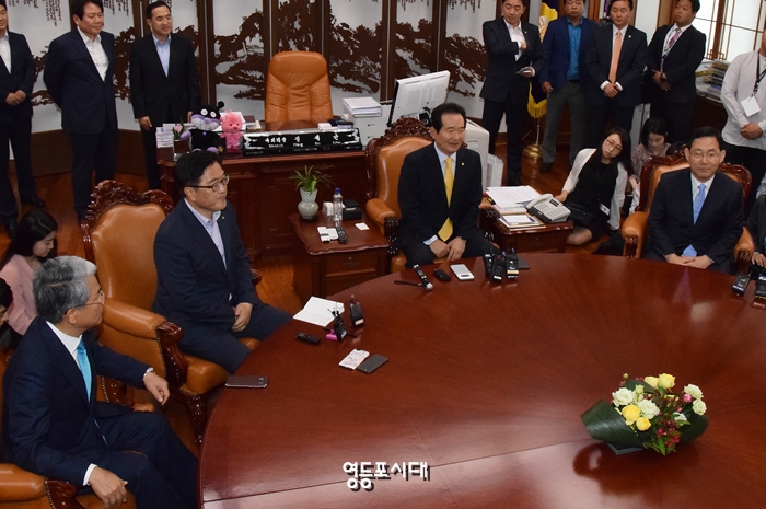 5일 오전 정우택 자유한국당 원내대표가 불참한 가운데 여의도 국회의장실에서 정세균 국회의장 주재 여·야 4당 원내대표 정례회동이 열렸다.(김동철 국민의당 원내대표, 우원식 더불어민주당 원내대표, 정세균 국회의장, 주호영 바른정당 원내대표. 사진 왼쪽부터) &copy;영등포시대 