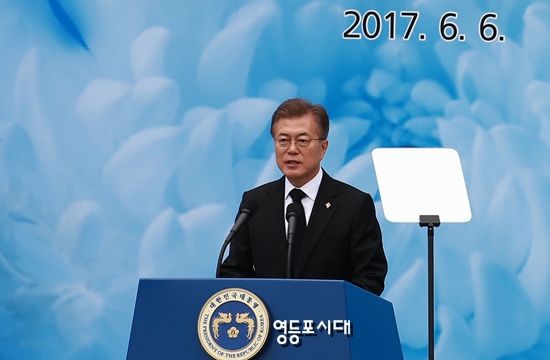 문재인 대통령은 6일 서울 동작구 국립 서울현충원에서 열린 제62회 현충일 추념사를 통해 “국가를 위해 헌신한 한분 한분이 바로 대한민국이다”고 강조했다. &copy;영등포시대 