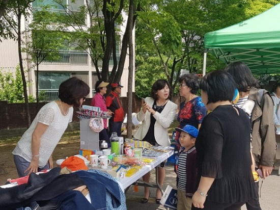 민간어린이집 원장들이 신길7동 마을장터에서 자원봉사 활동을 펼치고 있다. 