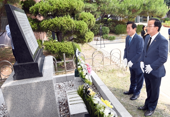 이용주 의장(사진 안쪽)이 이탈리아 의무부대 6·25전쟁 참전기념비 앞에서 헌화하고 있다. &copy;영등포구의회 