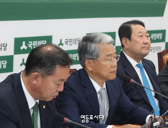 김동철 원내대표(사진 가운데)가 교육부총리와 장관 지명자 등을 인사청문회를 통해 국민의 눈높이에 부합하는지 철저히 검증해 나가겠다고 밝히고 있다. &copy;영등포시대 