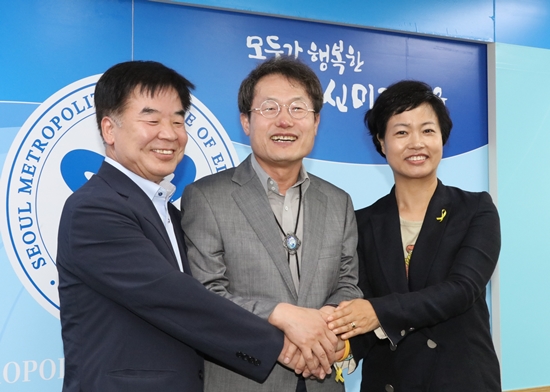 조희연 서울시 교육감이(사진 가운데) 6월 22 오후 서울특별시교육청에서 기자회견을 열고 교원 성과상여금제 폐지 등을 요구하고 있다. &copy;서울시교육청 