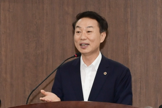 26일 도시재생․주거복지 시대에 부응한「서울시 사회주택․공동체주택 공급확대 및 운영 활성화 방안 토론회」 축사를 하고 있는 김정태 도시계획관리위원회 위원장 &copy;서울시의회 