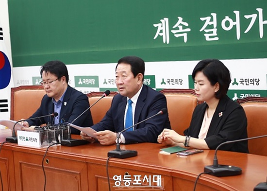 박주선 국민의당 비대위원장이 2일 국회에서 기자간담회를 열고 문재인 대통령 방미 성과, 이유미씨 대선 증거조작 사건에 대한 입장을 밝히고 있다. Ⓒ영등포시대 