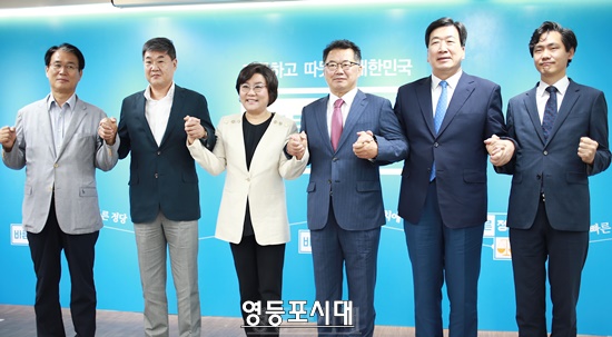 이혜훈 바른정당 대표(사진 왼쪽에서 세 번째)가 당직자 인선결과를 발표한 뒤 신임 사무총장 정문헌 전의원(왼쪽 두 번째)등과 기념촬영을 하고 있다. Ⓒ영등포시대 