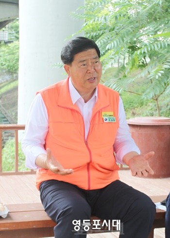 조길형 영등포구청장이 3일 서울 성산대교 남단 자원순환센터를 방문해 텃밭을 찾은 주민들과 대화를 나누고 있다. Ⓒ영등포시대 