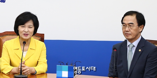 추미애 민주당 대표가(사진 왼쪽) 6일 오전 국회에서 조명균 신임 통일부 장관의 예방을 받고 환담을 나누고 있다. &copy;영등포시대 