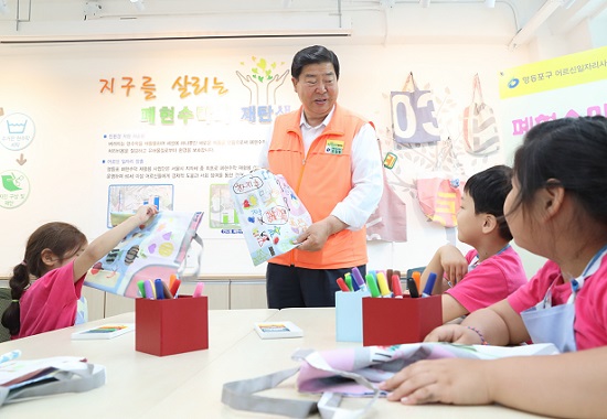 조길형 영등포구청장(가운데)이 13일 오전 신길1동 영길작은복지센터를 방문해 폐현수막 재활용 체험교실에 참여하고 있는 어린이들과 작품에 관해 이야기를 나누고 있다. Ⓒ영등포구