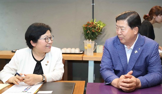 조길형 영등포구청장(사진 왼쪽)이 영등포구 여성성공센터 W-ing시설을 방문한 정현백 여성가족부 장관과 대화를 나누고 있다. 