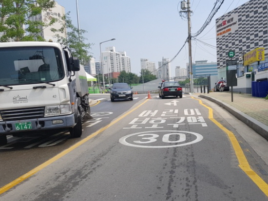 대방초등학교 인근 공사장에 통학로 개선 사업이 진행되고 있다. 