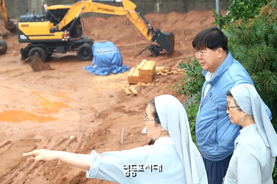 23일 오전 조길형 영등포구청장이 공사 중인 양평유수지를 방문해 주민과 안전에 대한 대화를 나누고 있다. &copy;영등포시대 