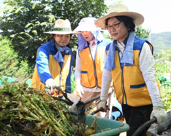 영등포구의회 길길자, 박정신, 마숙란 의원이 (사진 왼쪽부터) 피해복구 작업을 벌이고 있다.Ⓒ영등포구의회 