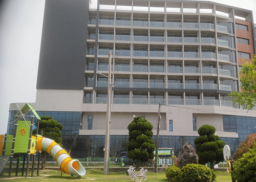 유치원 놀이터 인근에서 바라본 호텔 건물 &copy;국민권익위원회