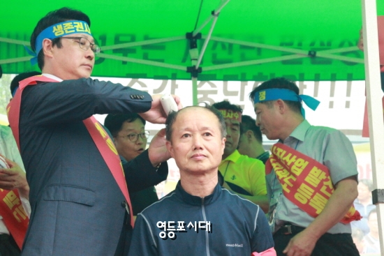 영등포구 신길동 민주스튜디오 대표(김용균 영등포 사진협회회장)가 “이력서 사진 부착금지 법안” 철회를 촉구하며 삭발을 하고 있다. &copy;영등포시대 