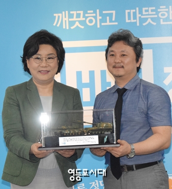 2일 오전 여의도 바른정당 당사에서 진행된 안보지킴이 전달식에서 주인수 씨가 이혜훈 대표에게 'K2 전차 및 K9 자주포(모형)'을 전달한 후 기념촬영을 하고 있다. &copy;영등포시대