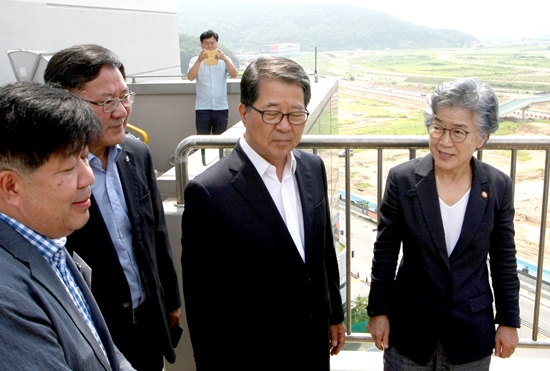 박은정 국민원익위원장이 집단 민원현장을 방문해 관련민원을 청취하고 있다. &copy;국민권익위원회 