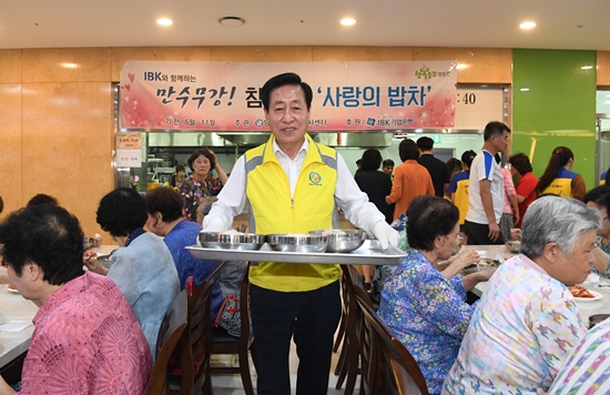 이용주 영등포구의회 의장이 신길교회에서 열린 ‘참! 좋은 만수무강 사랑의 밥차’ 행사에 참여해 삼계탕을 나르고 있다.  &copy;영등포구의회 
