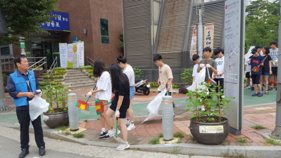 영등포구 관내 중·고등학생 170여명이 ‘학교폭력 zero! 깨끗한 문래마을 만들기’ 봉사활동을 펼치고 있다. &copy;영등포구 