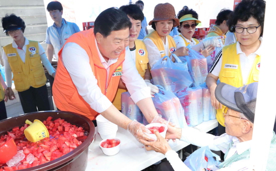 조길형 영등포구청장이 쪽방촌 주민에게 수박화채를 배식하고 있다. &copy;영등포구 
