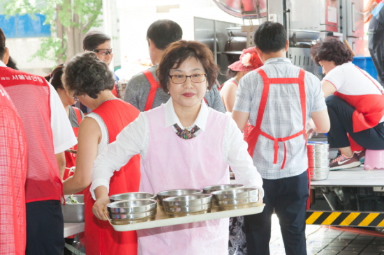 3일 대림교회에서 열린 ‘사랑의 짜장면 나눔행사’에 참여한 마숙란 영등포구의회 의원이 배식봉사를 하고 있다. &copy;영등포구의회 