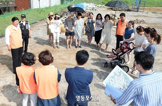 신길동 학부모들이 7월 19일 신길재정비촉진지구 내에 있는 기부채납 부지에서 조길형 영등포구청장과 만남을 갖고 신길중하교 설립에 대한 필요성을 강조하고 있다. &copy;영등포시대  