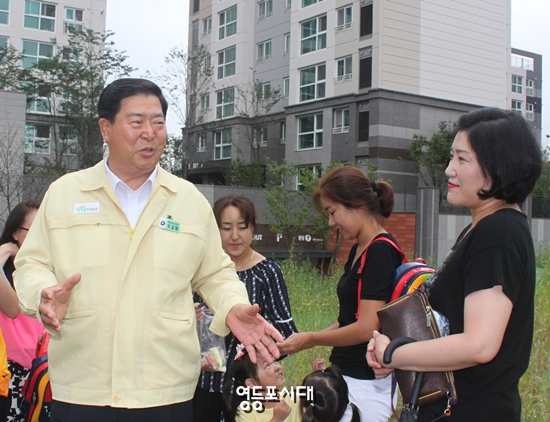 신길중학교 유치위원회 회원들과 조길형 구청장이 신길중학교 설립확정을 축하하고 있다. &copy;영등포시대